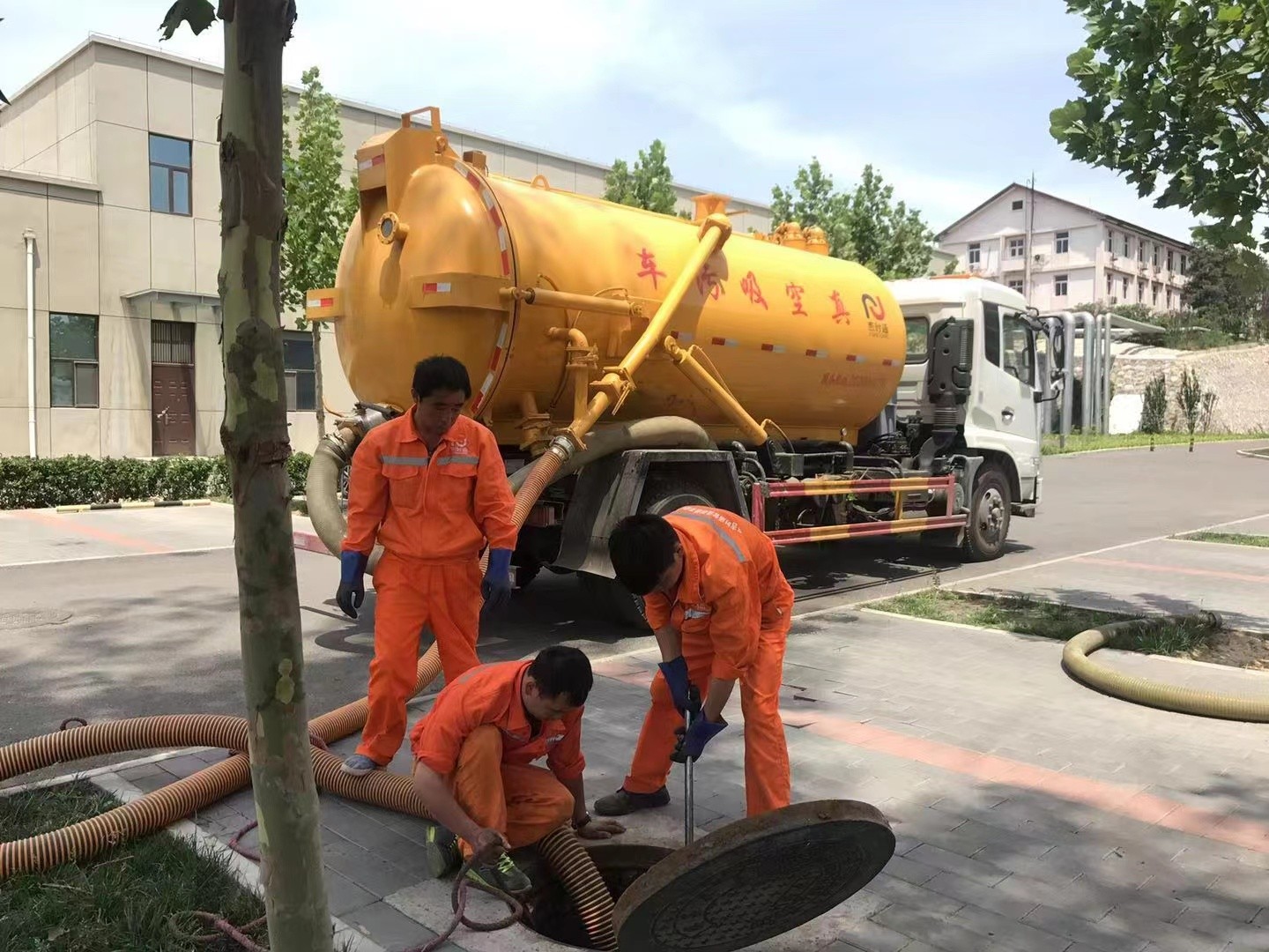 岷县管道疏通车停在窨井附近