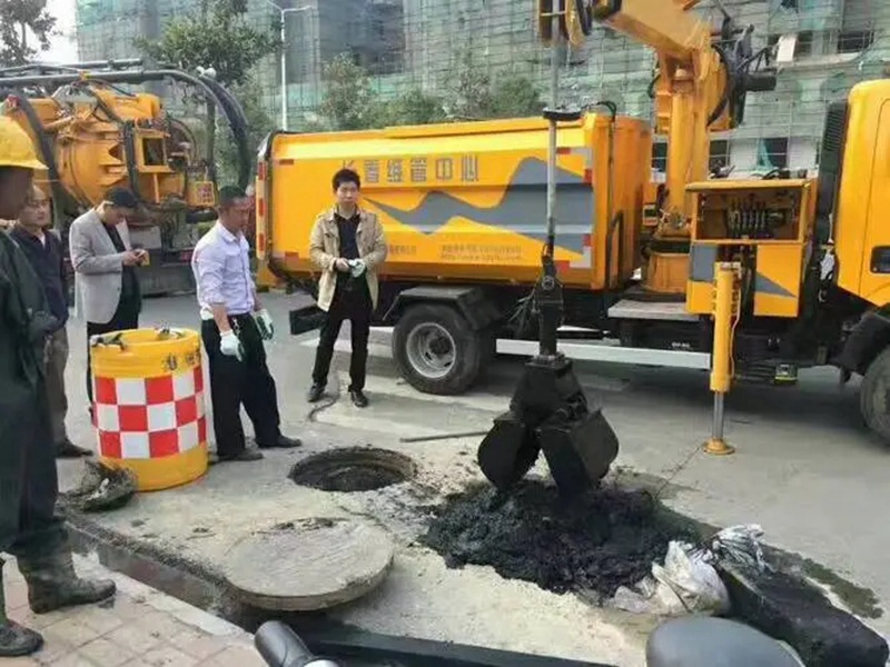 岷县街道：网格员化身“清道夫”，为民解忧疏通“堵心”化粪池