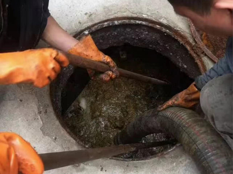 岷县清理化粪池时如何避免沼气的危害？